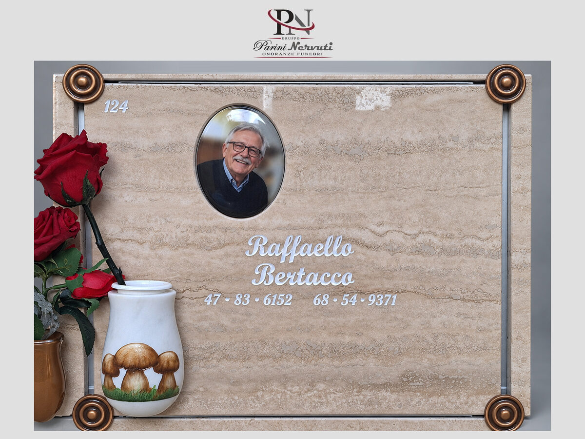 Lapide per ossario in marmo con accessori coordinati, realizzazione 11 di 13